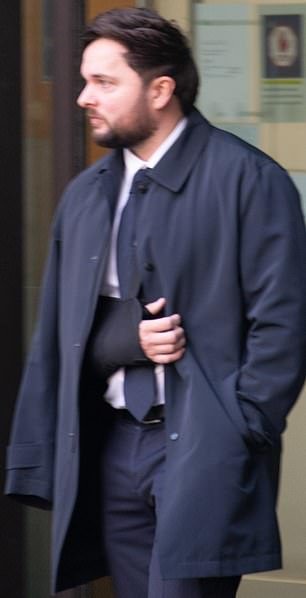 Cinco agentes de inmigración comparecerán ante el tribunal acusados de robar dinero en efectivo de inmigrantes en pequeñas embarcaciones que llegan a Dover.