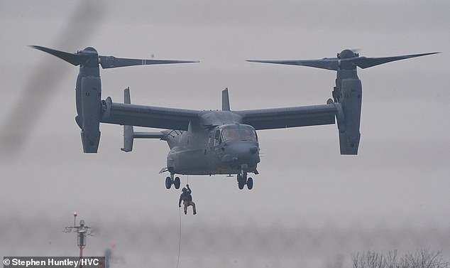 El avión estadounidense ‘rastreador de armas nucleares’ llega a Gran Bretaña y las fuerzas especiales ensayan ‘cuerdas rápidas’ desde el avión mientras Trump persigue al ayatolá