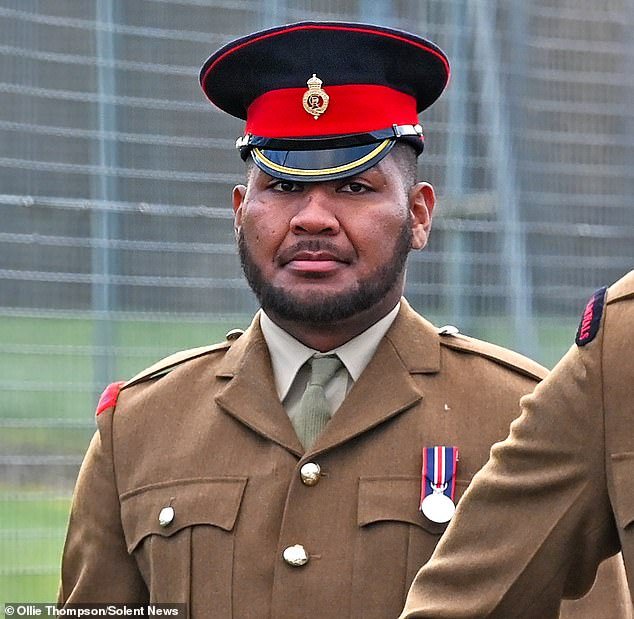 Un soldado de caballería desmayó a uno de sus colegas después de beber «adulteración», luego se coló en su habitación y abusó sexualmente de su novia dormida, según escuchó un tribunal.