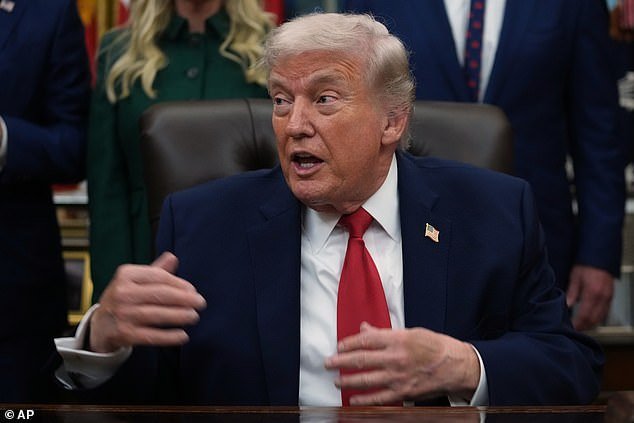 Donald Trump ha amenazado con imponer aranceles a cualquier país que venda petróleo a Cuba