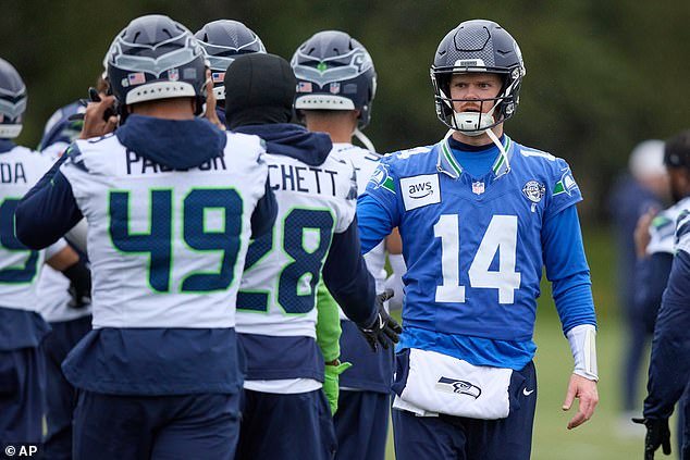 El gerente general de los Vikings se muestra ‘sincero’ sobre la decisión de dejar caminar a Sam Darnold mientras el mariscal de campo de los Seahawks se prepara para el Super Bowl