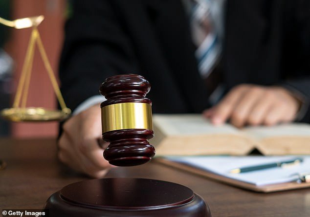 Se revelan desagradables mensajes de texto racistas y sexistas enviados a una mujer policía por sus compañeros de trabajo… ella gana un pago de 1,7 millones de dólares