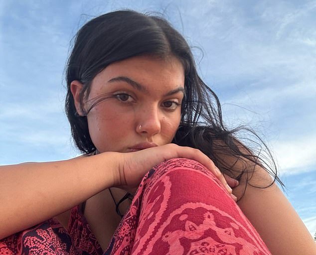 Mujer canadiense de 19 años, padres desconsolados, encontrada muerta y rodeada de dingos en K’gari para volar a Australia: «Ya debería estar allí»