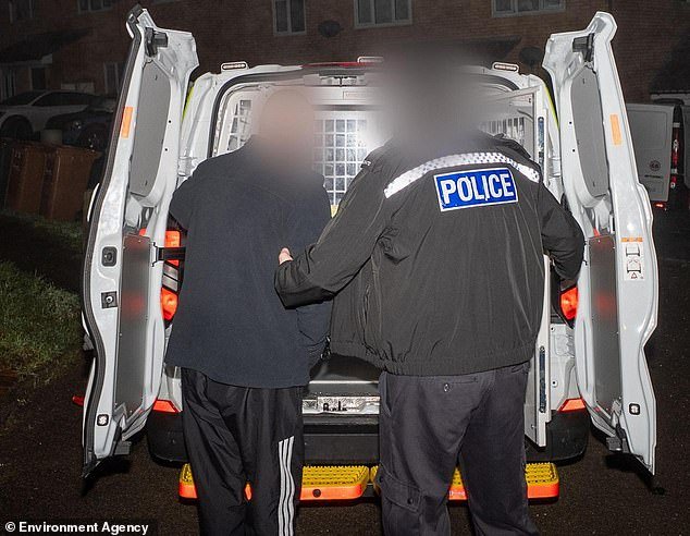 Dos hombres han sido arrestados por uno de los mayores vertederos de basura de Gran Bretaña, con 21.000 toneladas de desechos amontonadas en una montaña de basura de 500 pies.