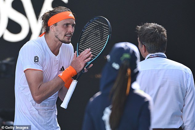 La estrella del tenis Alexander Zverev se enfurece al acusar a Carlos Alcaraz y Janic Ciner de haber recibido un trato especial durante el intenso choque del Abierto de Australia contra el número uno del mundo español: «¡Son toros!»
