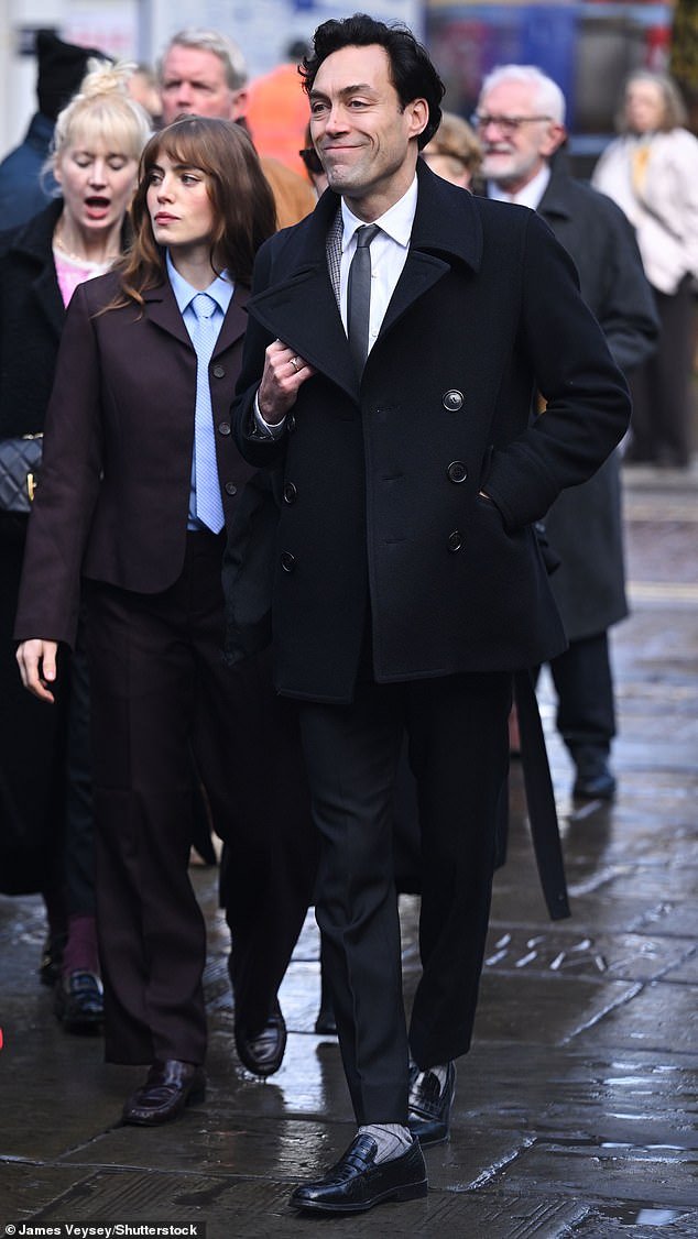 Adiós dama Jilly Cooper: los actores rivales Danny Dyer y Alex Hassell asisten al servicio conmemorativo repleto de estrellas para la autora tras su muerte a los 88 años