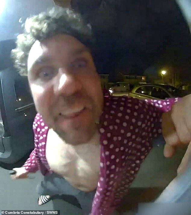 En un momento de celos, un exnovio apuñaló repetidamente la cámara del timbre de la casa familiar de su pareja.