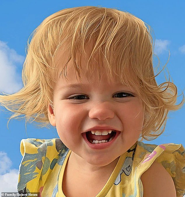 Un hombre que fue encontrado con heridas graves compareció ante el tribunal acusado de asesinar a una mujer de 27 años y a un niño pequeño.