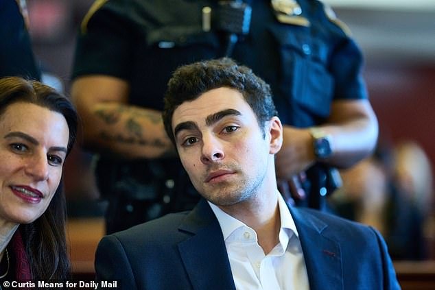 Luigi Mangione no enfrentará la pena de muerte si es declarado culpable del asesinato del director ejecutivo Brian Thompson, dictamina un juez