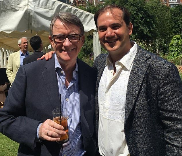 Jeffrey Epstein envió £10,000 al esposo de Lord Mandelson, Reinaldo Avila da Silva en 2009, según revelan los correos electrónicos en los últimos archivos de Epstein.