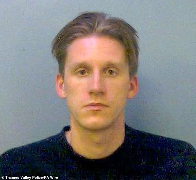 Un colegial conocido por «luchar» en sus camas ha sido encarcelado por un exprofesor del Eton College por abusar sexualmente de un estudiante «vulnerable» de 16 años.