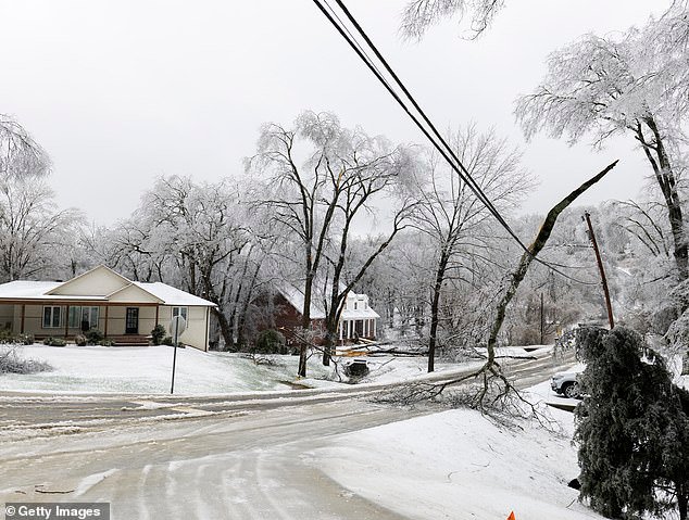 La Asociación de Propietarios provoca ira porque prohíbe a las personas calentar sus casas durante una tormenta monstruosa
