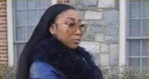 Un okupa descarado que se jactaba de hacerse cargo de una mansión de 2,3 millones de dólares se ha mudado a una «casa grande» muy diferente después de llegar al tribunal con un bolso YSL