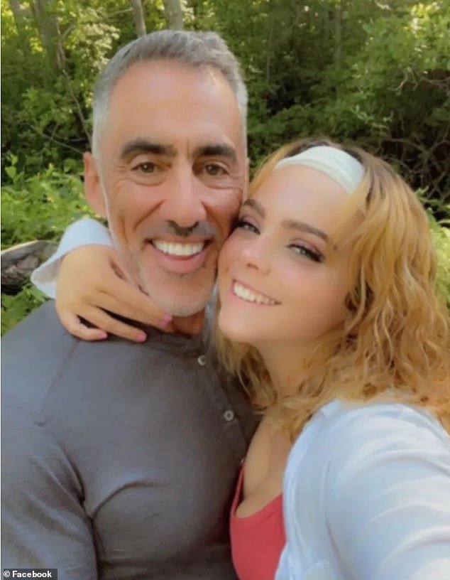 Un dentista de 59 años mató a su novia mucho más joven antes de dispararse a sí mismo después de ser dado de alta injustamente de un hospital psiquiátrico, según alega la demanda.