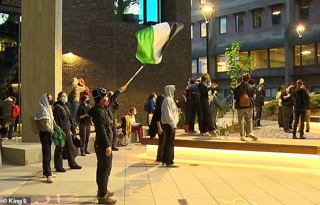 Los funcionarios de la Universidad de Washington dieron la bienvenida a un grupo de estudiantes al campus meses después de que causaran daños por un millón de dólares durante disturbios pro palestinos.