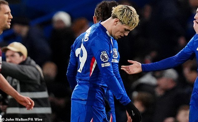 Las lamentables estadísticas de Alejandro Garnacho en una mitad desastrosa provocaron su expulsión, antes de que la sustitución inspirara la remontada del Chelsea.