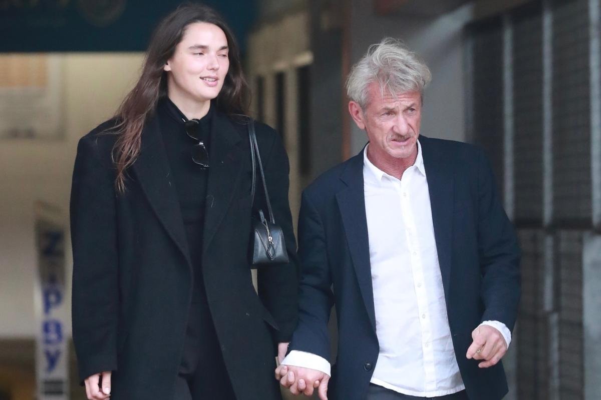 Sean Penn, de 65 años, y su novia mucho más joven, de 30, se dan la mano en una rara salida pública después de los Globos de Oro