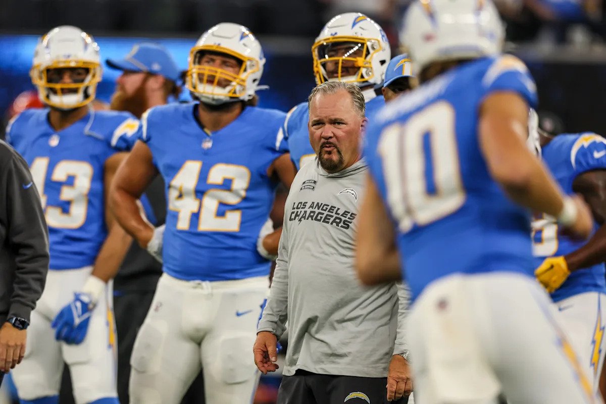 Los Chargers despiden al OC Greg Roman y al entrenador de OL Mike Devlin después de la salida del comodín y luchas en los playoffs
