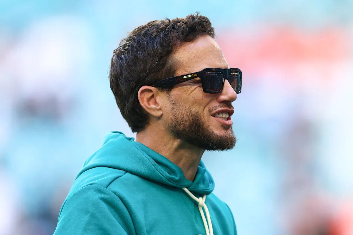 Los Chargers contratan al ex entrenador en jefe de los Dolphins, Mike McDaniel, como coordinador ofensivo