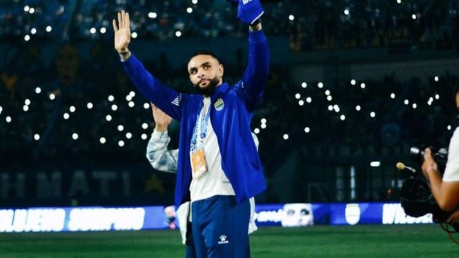 Alegre, Levin Kurzawa paseando en moto por la sede de Persib en Bandung