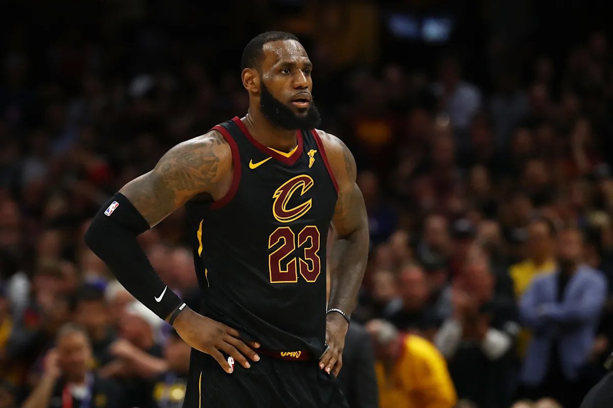 Informe: Los Cavaliers dan la bienvenida a LeBron James para su tercer período con el equipo la próxima temporada