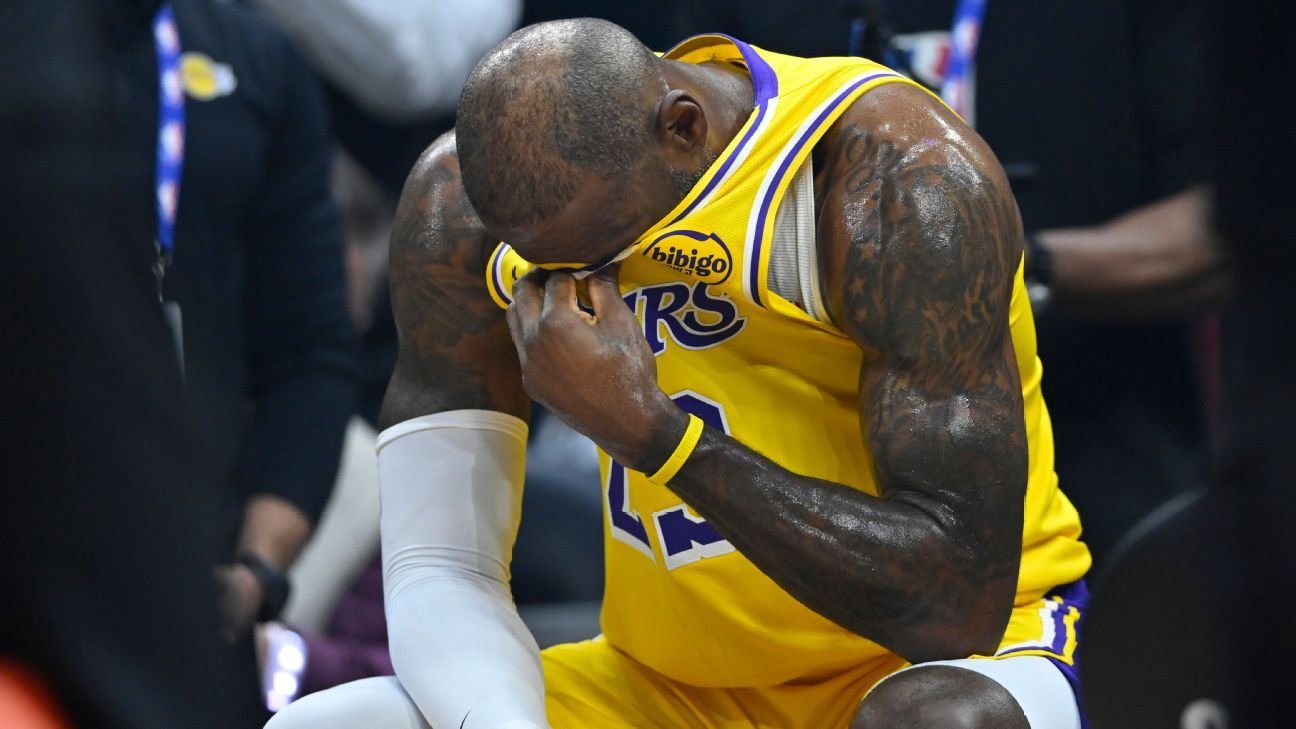 LeBron James rompe a llorar en video tributo, los Cavs vencieron a los Lakers