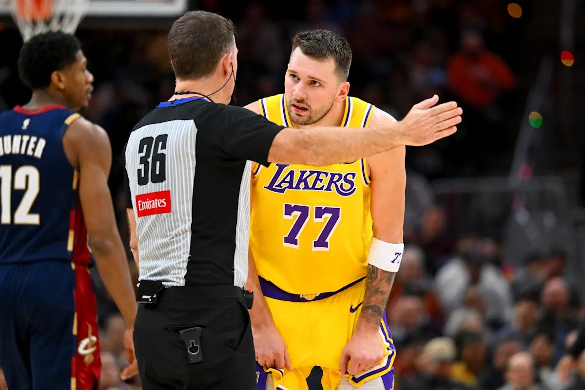 JJ Redick, cancha de los Cavaliers después de la lesión en la pierna de Luka Doncic de los Lakers: «Definitivamente un riesgo para la seguridad»