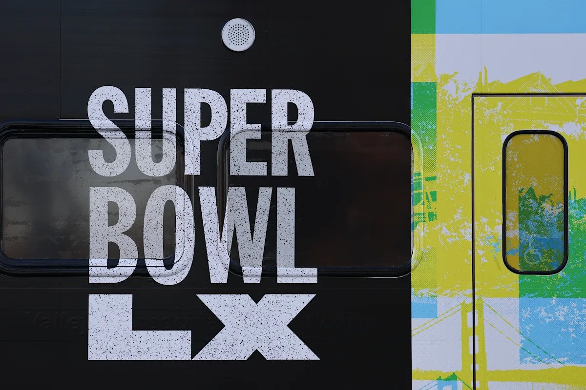 El nuevo dispositivo táctil que rastrea el fútbol cambiará la forma en que los fanáticos con discapacidad visual experimentan el Super Bowl 2026