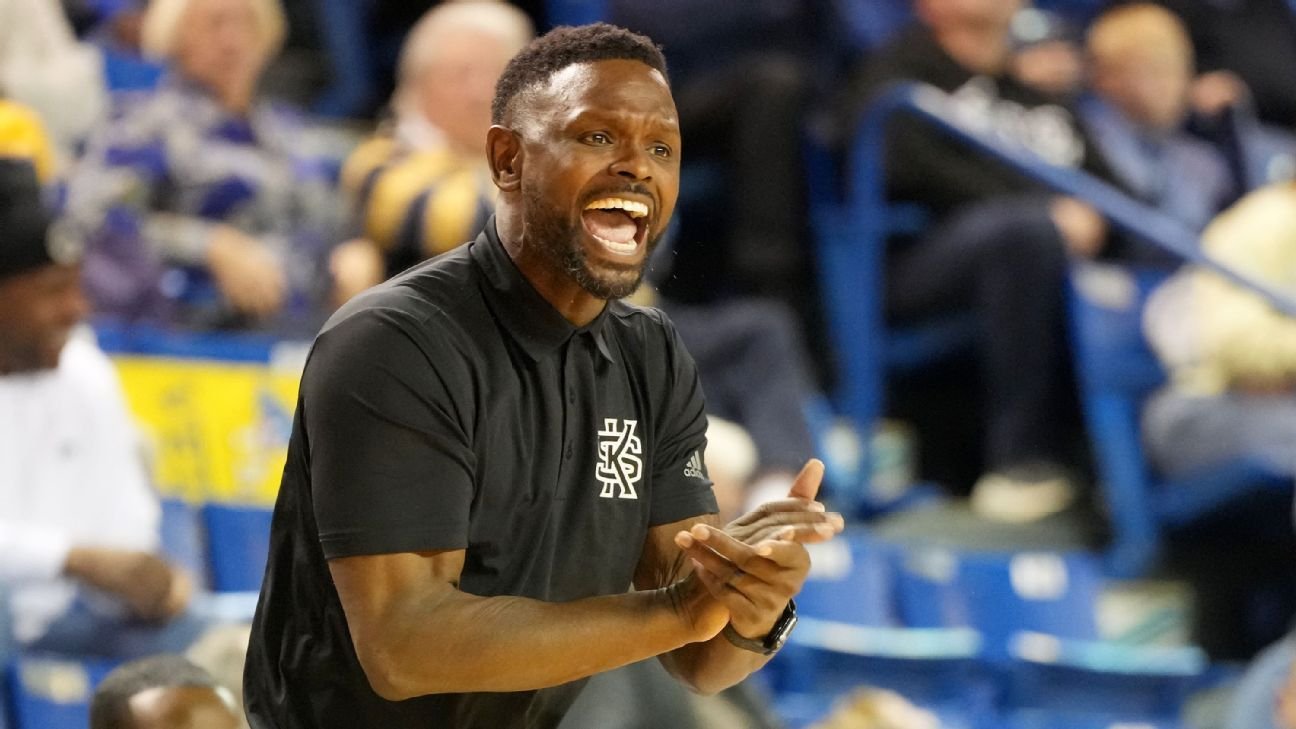 El entrenador de Kennesaw State critica a los ‘depredadores’ por sobornar a los atletas