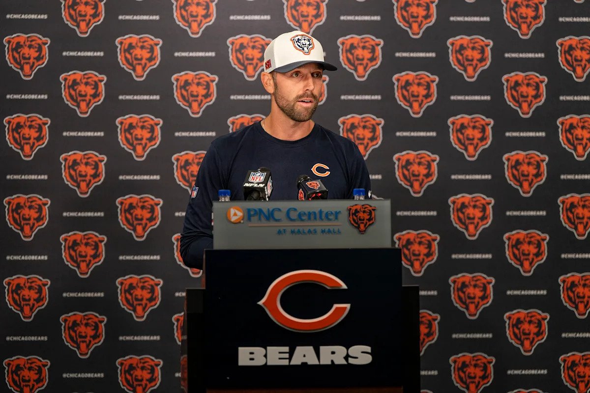 Los Ravens contrataron al OC de los Bears, Declan Doyle, para el mismo rol, con tareas adicionales de control de jugadas.