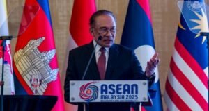 El primer ministro Anwar Ibrahim expresó su enojo por la entrega de 5.207 hectáreas de tierra a Indonesia a lo largo de la frontera entre Sabah y Kalimantan.