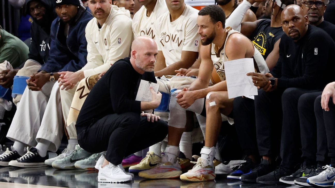 Stephen Curry salió de la derrota de los Warriors con dolor en la rodilla derecha