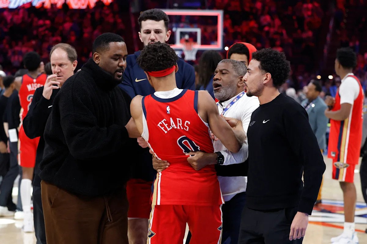 Jeremiah de los Pelicans teme que le resulte contraproducente cuando Lou Dart del Thunder se pelea al sonar el timbre y sale de la cancha