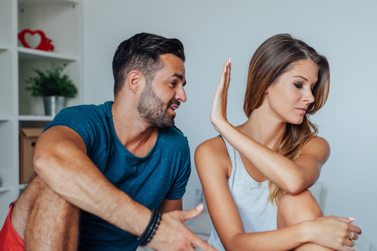 Un chico se va de vacaciones con su novia y no está preparado para saber por qué lo tratan con frialdad