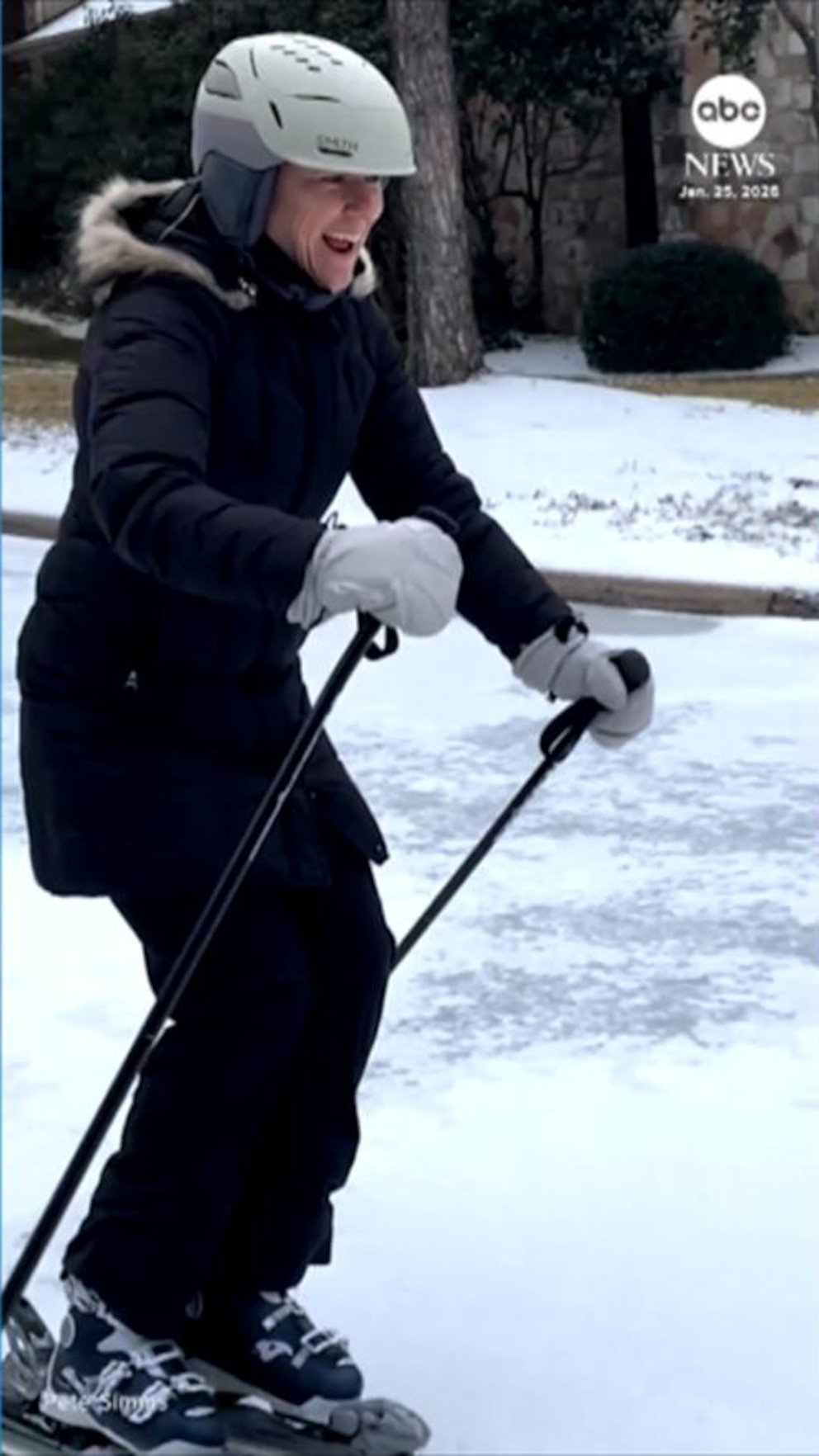 MIRAR: Mujer de Texas esquiando por una calle nevada