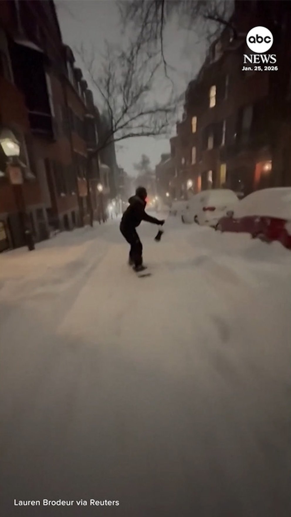 MIRAR: Un dúo de esquí y snowboard convierte las calles de Boston en un patio de recreo invernal