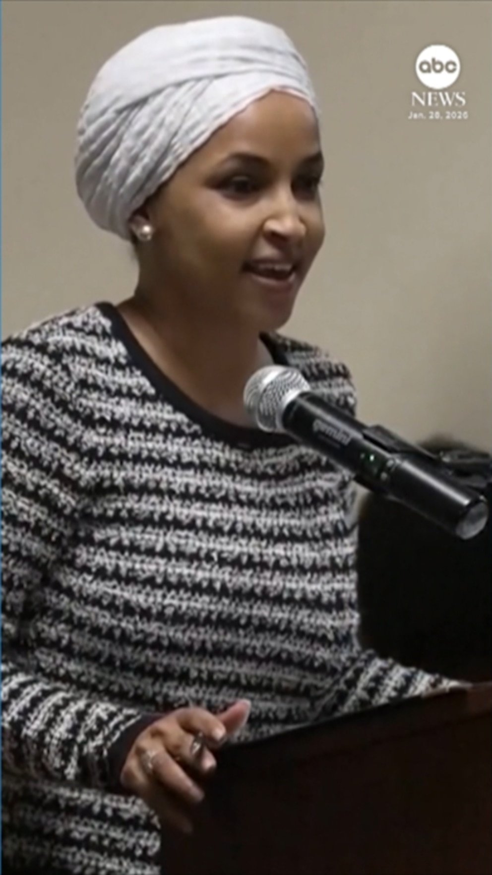 Video Hombre arrestado después de rociar líquido en el ayuntamiento, acusa al representante Omar