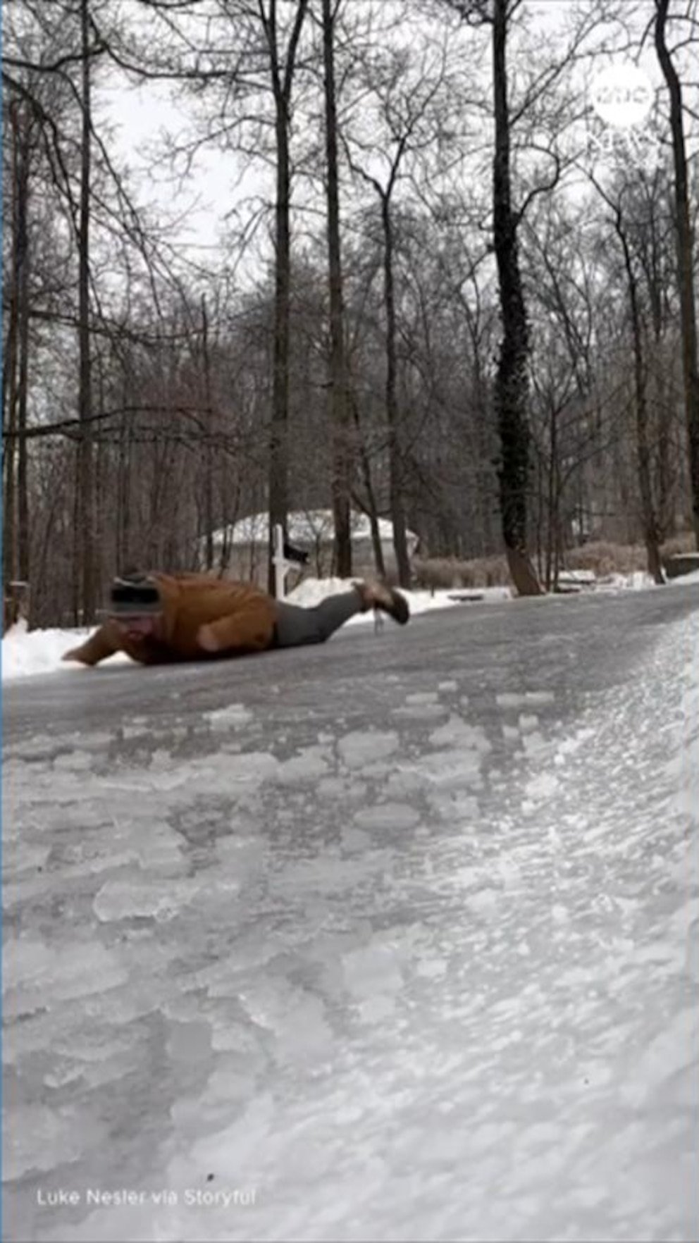 MIRAR: Hombre deslizándose por un camino helado ‘como un pingüino en mi vientre’