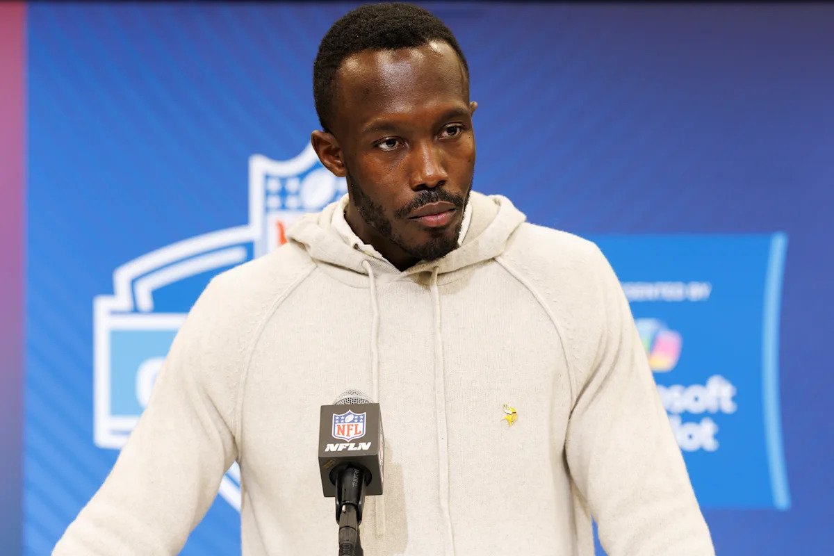 El viaje de Sam Darnold al Super Bowl no le cayó bien al gerente general de los Vikings, Kwesi Adofo-Mensah, quien fue despedido