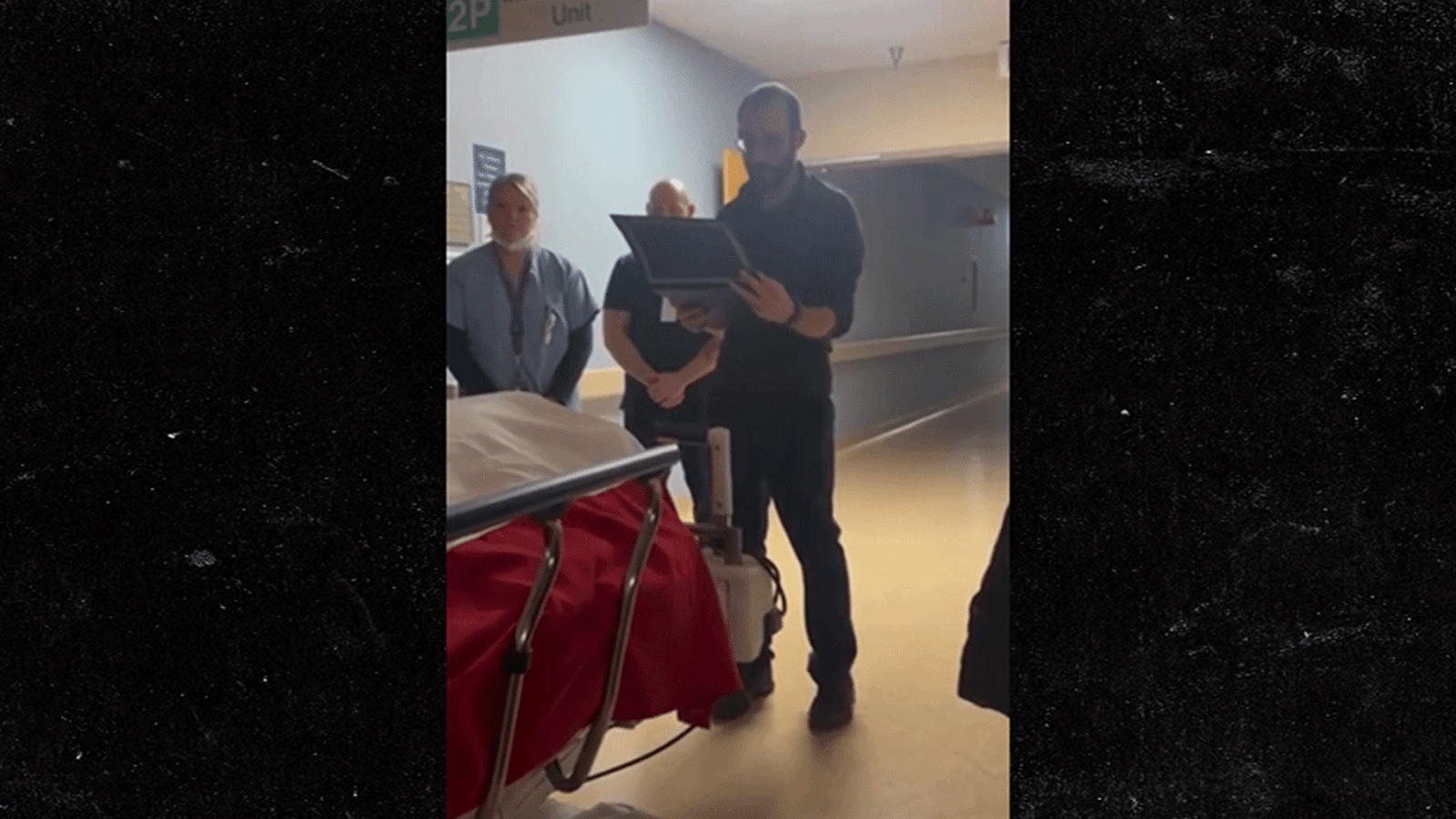 Mire el emotivo tributo de Alex Pretty a un veterano caído en video