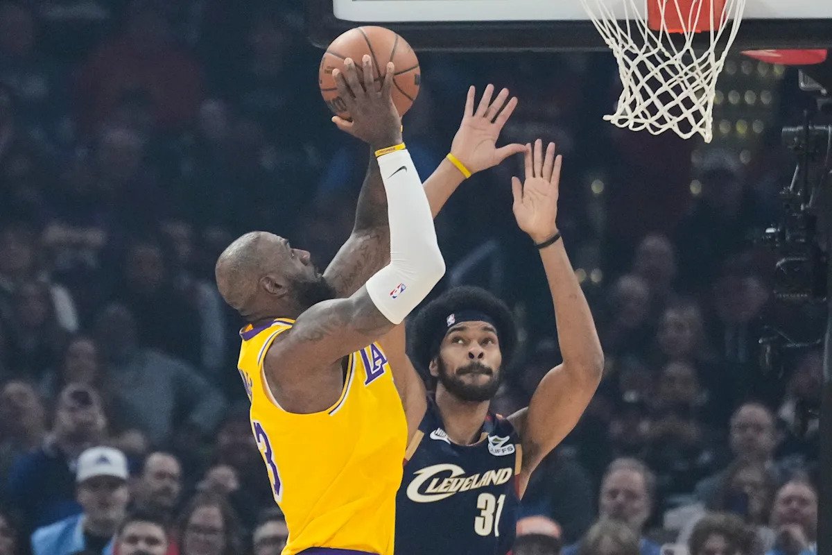 LeBron James anota sólo 11 puntos en su último partido en Cleveland mientras los Cavs estrangulan a los Lakers