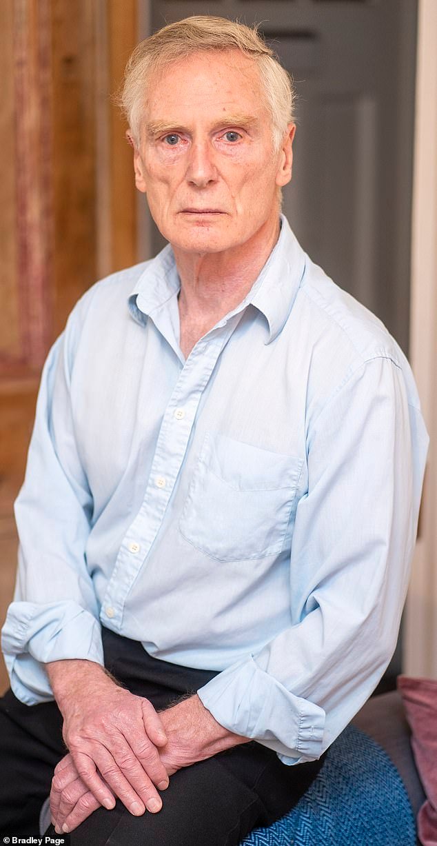 La policía pagó 50.000 libras esterlinas a un ex bailarín de ballet blanco de 80 años que fue atacado con una pistola Taser en su cocina durante una redada a las 7 de la mañana por parte de agentes armados que buscaban a un sospechoso negro de unos 20 años.