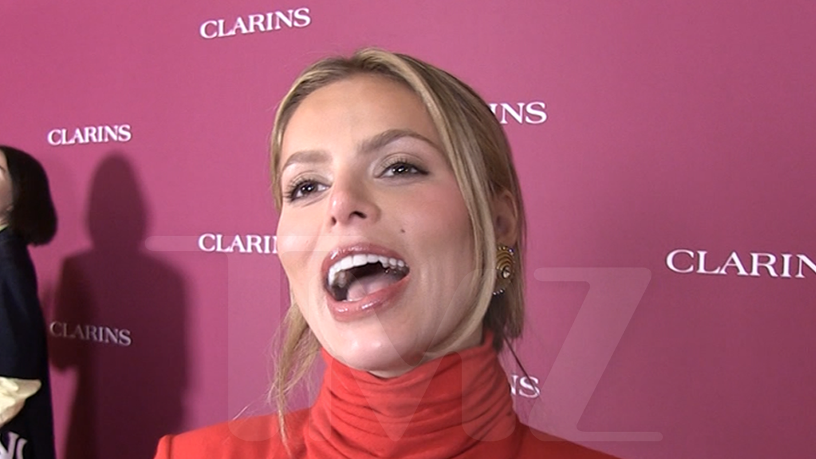 Brooks Nader dice, quita la fecha, Galentine’s es el verdadero triunfo de San Valentín