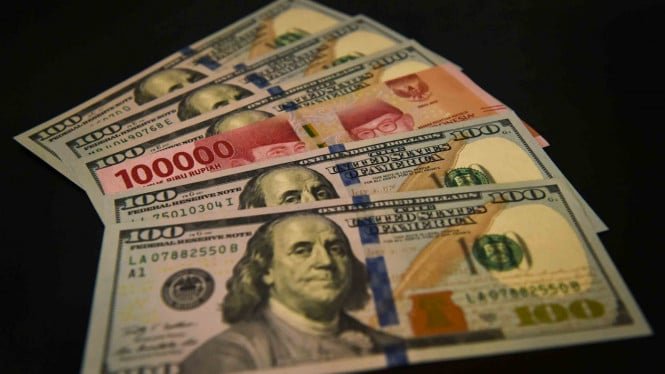 5b3c46ec94214-lembaran-mata-uang-rupiah-dan-dollar-as-diperlihatkan-di-salah-satu-jasa-penukar_665_374.jpg