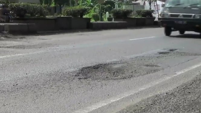 Los baches en las carreteras siguen siendo una amenaza para los automovilistas en Yakarta