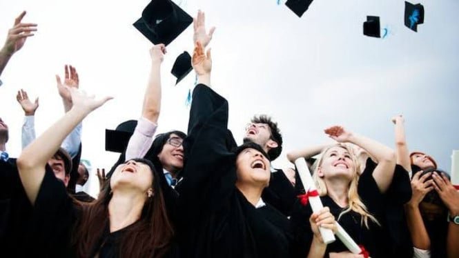 Los graduados vocacionales son una competencia en la era de la IA a medida que la tasa de desempleo continúa aumentando, dice el jefe de Palantir