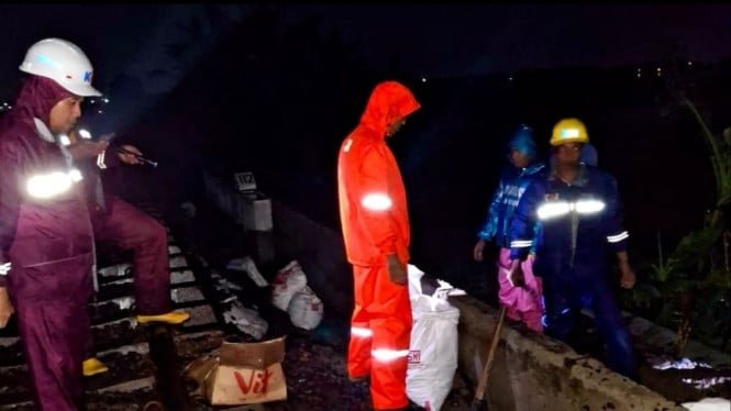 Las inundaciones en Kalivungu Kendall inundaron las vías y retrasaron muchos trenes