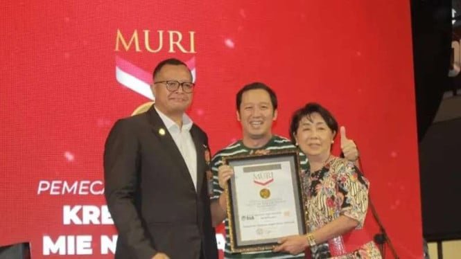 Los estudiantes del Malang Asia Institute baten el récord de MURI con 130 creaciones de fideos indonesios