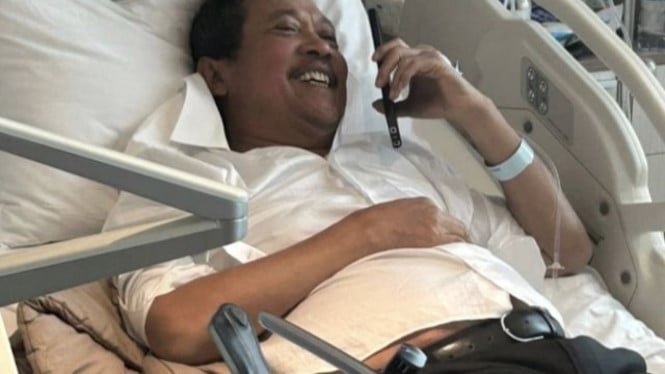Al despertar del coma, el Ministro Tranggono recibe una llamada telefónica del Presidente Prabowo