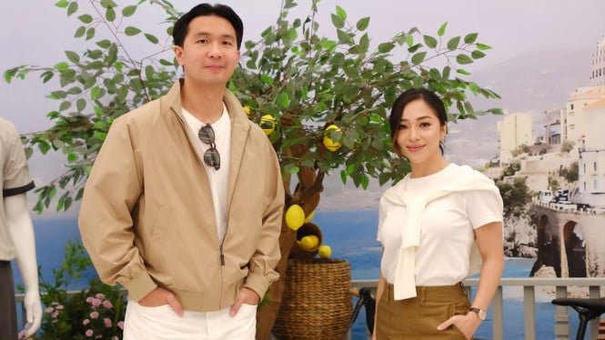 Una vez geek, ahora elegante, Nikita Willy, a quien le gusta usar camisetas de dragones, se ríe de Indra Priyavan.